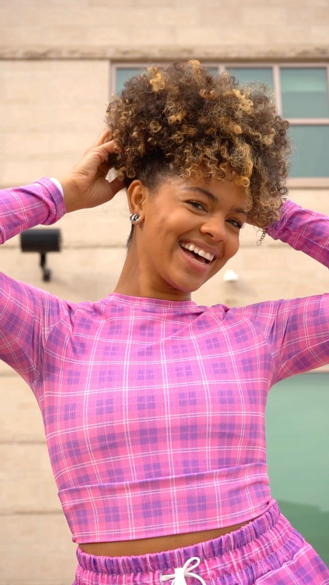 Woman wearing an indigo and pink long-sleeve crop top for workout